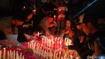 Malang Berduka, Lautan Lilin Menyala di Surabaya