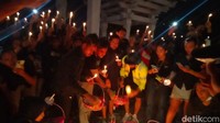 Bonek dan perwakilan Persebaya saat mulai menyalakan lilin/Foto: Praditya Fauzi Rahman/detikJatim