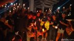Malang Berduka, Lautan Lilin Menyala di Surabaya