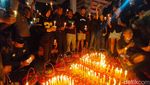Malang Berduka, Lautan Lilin Menyala di Surabaya