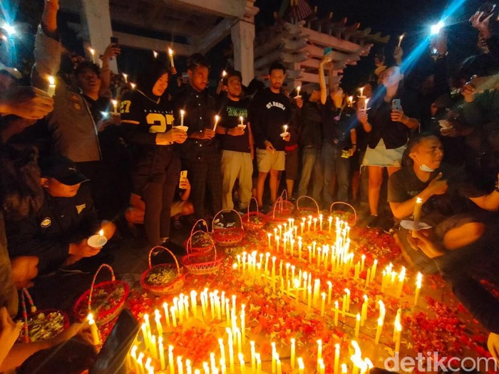 Ribuan suporter Persebaya atau Bonek menggelar aksi solidaritas untuk korban Tragedi Kanjuruhan. Lautan lilin menyala di Jalan Pahlawan Surabaya, Senin (3/10/2022).