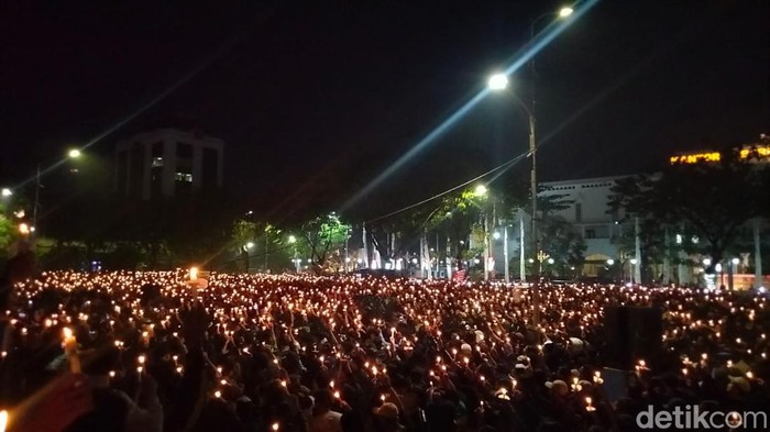 Ribuan suporter Persebaya atau Bonek menggelar aksi solidaritas untuk korban Tragedi Kanjuruhan. Lautan lilin menyala di Jalan Pahlawan Surabaya, Senin (3/10/2022).