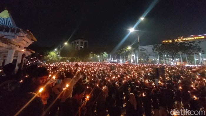 Bonek di Surabaya doakan korban Tragedi Kanjuruhan, Malang