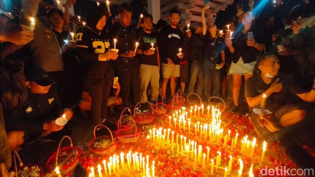 Bonek di Surabaya doakan korban Tragedi Kanjuruhan, Malang