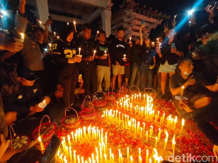 Bonek di Surabaya doakan korban Tragedi Kanjuruhan, Malang