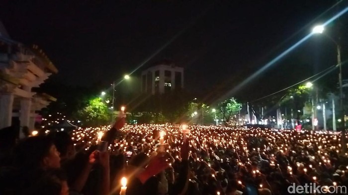 Ribuan suporter Persebaya atau Bonek menggelar aksi solidaritas untuk korban Tragedi Kanjuruhan. Lautan lilin menyala di Jalan Pahlawan Surabaya, Senin (3/10/2022).