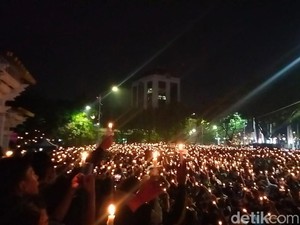 Nyala Lilin di Berbagai Daerah Meluruh Duka Tragedi Kanjuruhan