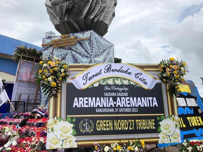 Bonek mengirim karangan bunga duka cita untuk Aremania di Stadion Kanjuruhan, Malang
