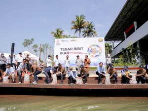 Brantas Abipraya Tabur 100.000 Bibit Ikan di Danau Archipelago TMII