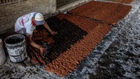 Pengerjaan batik di tempat ini masih melestarikan teknik tradisional hingga saat ini.