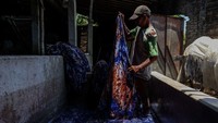 Proses pewarnaan dengan cara direndam juga dilakukan.