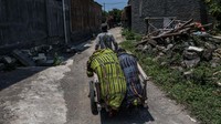 Proses penjemuran juga dilakukan dengan membawa bahan batik ke temapt lain yang lapang.