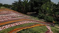 Kain batik ini disusun sedemikian rupa saat penjemuran.