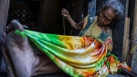Batik lalu dijahit menggunakan tangan lho.