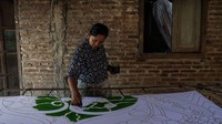 Seorang pekerja tengah membuat pola kain batik dengan teknik pewarnaan di kawasan Solo, Jawa Tengah, Minggu (2/10/2022).