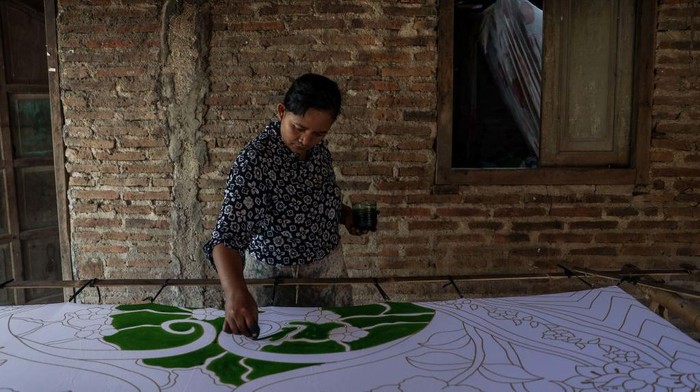 Buat yang Belum Pernah Lihat, Nih Proses Bikin Batik Tradisional Masih dalam nuansa Hari Batik Nasional masih ada lho proses pembuatan secara tradisional di Kota Solo, Jawa Tengah.