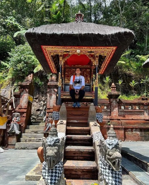 Bule viral naik ke Pura Teratai Bang