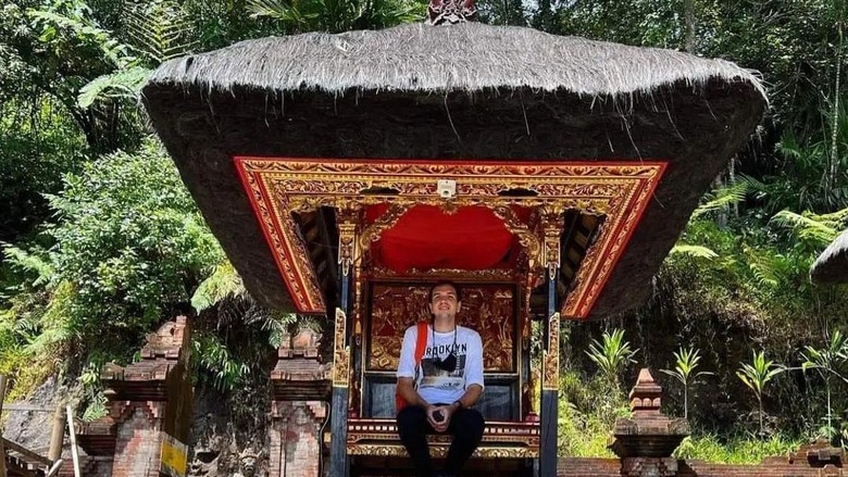 Bule viral naik ke Pura Teratai Bang Bule viral naik ke Pura Teratai Bang