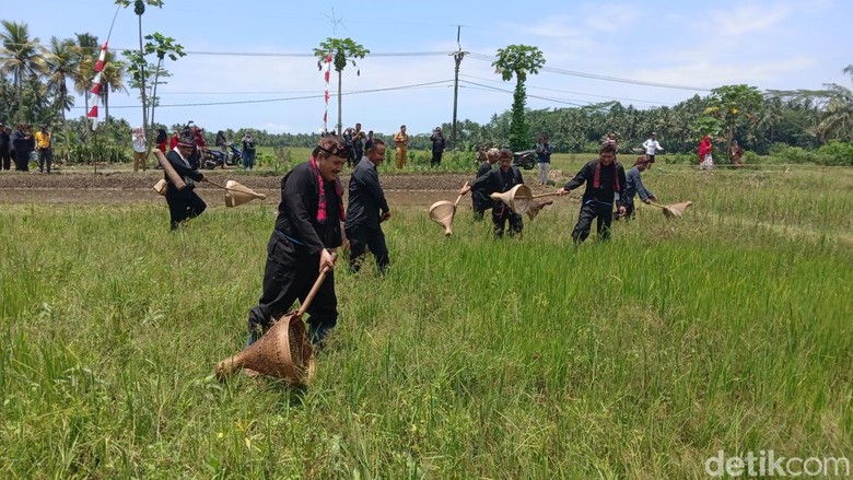 Bupati Pangandaran Jeje Wiradinata dan Wakil Bupati Pangandaran Ujang Endin Indrawan melakukan kegiatan Nampaling
