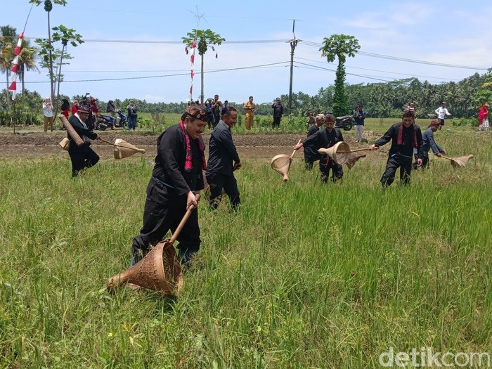 Bupati Pangandaran Jeje Wiradinata dan Wakil Bupati Pangandaran Ujang Endin Indrawan melakukan kegiatan Nampaling