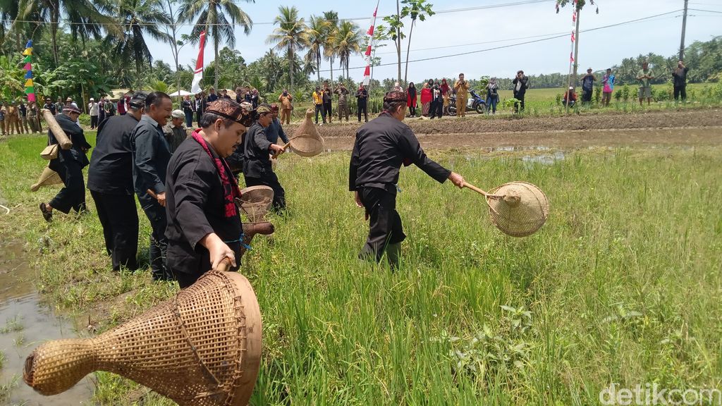Bupati Pangandaran Jeje Wiradinata dan Wakil Bupati Pangandaran Ujang Endin Indrawan melakukan kegiatan Nampaling