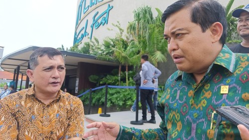 Plt. Direktorat Jenderal Imigrasi Kementerian Hukum dan Hak Asasi Manusia Indonesia Widodo Ekatjahjana di sela sidak di Canggu, Kuta Utara, Badung, Senin (3/10/2022)