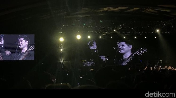 Danny mencoba menelepon mantan kekasih salah satu penonton saat konser The Script di Bandung.
