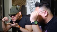Ternyata selain membuat podcast, Deddy Corbuzier juga sering mukbang bersama teman youtuber lainnya. Salah satunya ini ketika ia mukbang puluhan tusuk sate. Foto:  YouTube / Bang Mpin