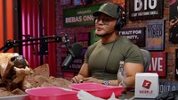 Ngeri! Kali ini Deddy Corbuzier ditantang untuk makan kepala sapi sama youtuber Bella Kuku. Deddy berani makan gak ya? Foto: YouTube / Deddy Corbuzier 