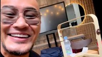 Sepertinya pria satu ini habis dikirimi banyak makanan. Deddy pun bahagia menunjukkan makanan yang didapatnya. Ada rantang sate hingga bubur. Foto:  Instagram @mastercorbuzier