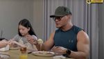 Momen Mukbang Deddy Corbuzier, Makan Puluhan Sate hingga Keripik Pedas