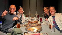 Double date, Deddy Corbuzier dan istrinya Sabrina makan daging bersama temannya di restoran mewah. Kira-kira bill nya habis berapa ya? Foto: Instagram @mastercorbuzier