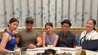 Mantan pesulap itu juga sering mengajak keluarganya makan di restoran mewah. Salah satunya ini, ketika mereka menghabiskan waktu di restoran Jepang. Foto:  Instagram @mastercorbuzier