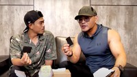 Bersama youtuber Tanboy Kun, Deddy Corbuzier pun ditantang makan keripik Paqui yang dinobatkan sebagai keripik terpedas! Foto: YouTube / Tanboy Kun