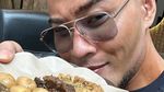 Momen Mukbang Deddy Corbuzier, Makan Puluhan Sate hingga Keripik Pedas