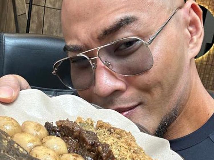 Momen Mukbang Deddy Corbuzier, Makan Puluhan Sate hingga Keripik Pedas