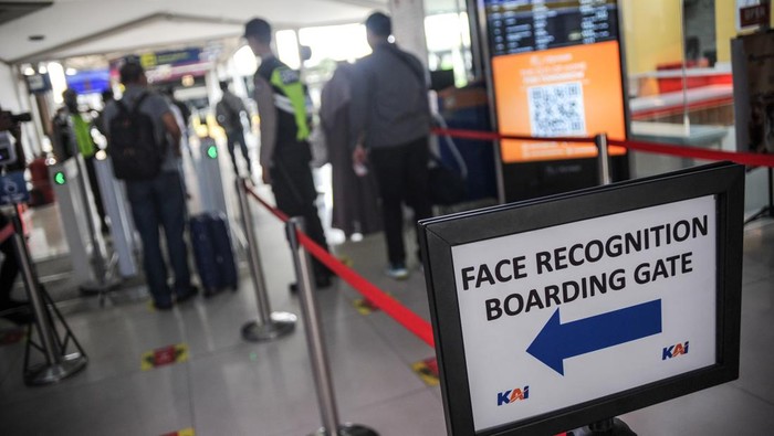 Petugas mengarahkan calon penumpang untuk memindai wajah sebelum memasuki peron Stasiun Bandung, Jawa Barat, Senin (3/10/2022). PT Kereta Api Indonesia (KAI) Persero melakukan uji coba fasilitas 