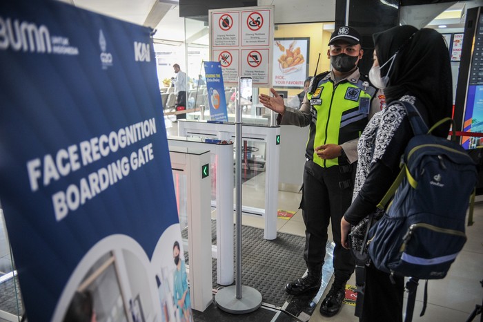 Petugas mengarahkan calon penumpang untuk memindai wajah sebelum memasuki peron Stasiun Bandung, Jawa Barat, Senin (3/10/2022). PT Kereta Api Indonesia (KAI) Persero melakukan uji coba fasilitas 
