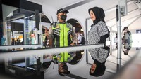 Petugas mengarahkan calon penumpang untuk memindai wajah sebelum memasuki peron Stasiun Bandung, Jawa Barat, Senin (3/10/2022).   