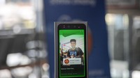 Calon penumpang memindai wajah sebelum memasuki peron Stasiu Bandung. PT Kereta Api Indonesia (KAI) Persero melakukan uji coba fasilitas Face Recognition Boarding Gate atau pemindaian wajah yang ditujukan untuk mempermudah penumpang boarding di stasiun dengan cukup memindai wajah pada alat khusus yang tersedia.  