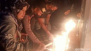 Suporter-Polisi Banjarnegara Nyalakan Lilin untuk Korban Tragedi Kanjuruhan