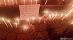 Suporter-Polisi Banjarnegara Nyalakan Lilin untuk Korban Tragedi Kanjuruhan