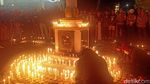 Suporter-Polisi Banjarnegara Nyalakan Lilin untuk Korban Tragedi Kanjuruhan