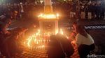 Suporter-Polisi Banjarnegara Nyalakan Lilin untuk Korban Tragedi Kanjuruhan