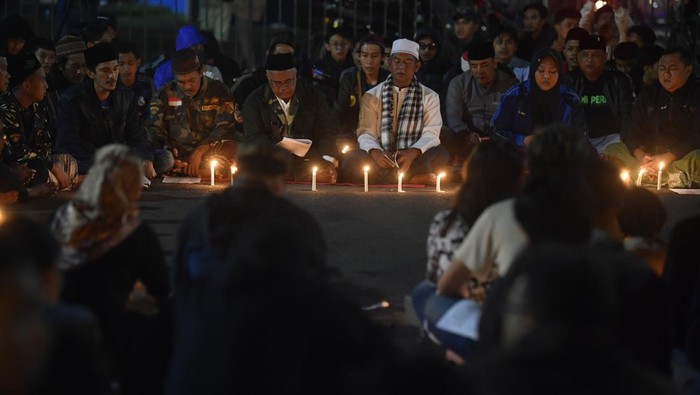Aksi doa bersama tersebut untuk mendoakan korban yang meninggal dunia dalam peristiwa itu. ANTARA FOTO/Zabur Karuru.