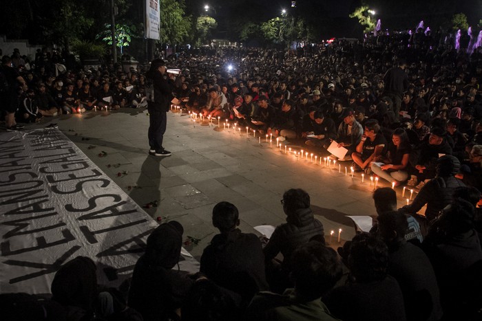 Kelompok suporter pendukung tim Persis Solo menyalakan lilin saat melakukan aksi Solidaritas Untuk Suporter Arema di Manahan, Solo, Jawa Tengah, Minggu (2/10/2022). Aksi tersebut sebagai aksi solidaritas antar suporter dan bentuk keprihatinan atas tragedi kerusuhan suporter sepak bola di Stadion Kanjuruhan Malang. ANTARA FOTO/Mohammad Ayudha/nym.