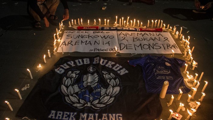 Tampak seorang pendukung Persis Solo menyalakan lilin. ANTARA FOTO/Mohammad Ayudha.