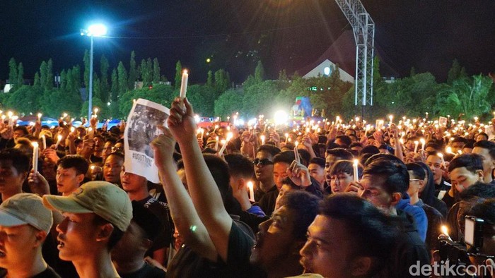 Doa dan lilin untuk korban Tragedi Kanjuruhan di Alun-Alun Ponorogo