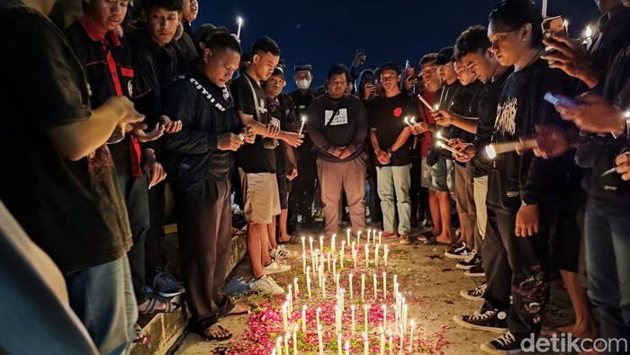 Doa dan lilin untuk korban Tragedi Kanjuruhan di Alun-Alun Ponorogo