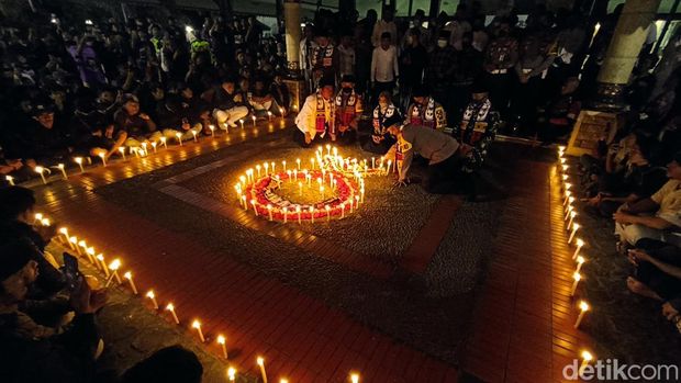 Doa dan lilin untuk korban Tragedi Kanjuruhan di Pendopo Ronggo Hadi Negoro Blitar